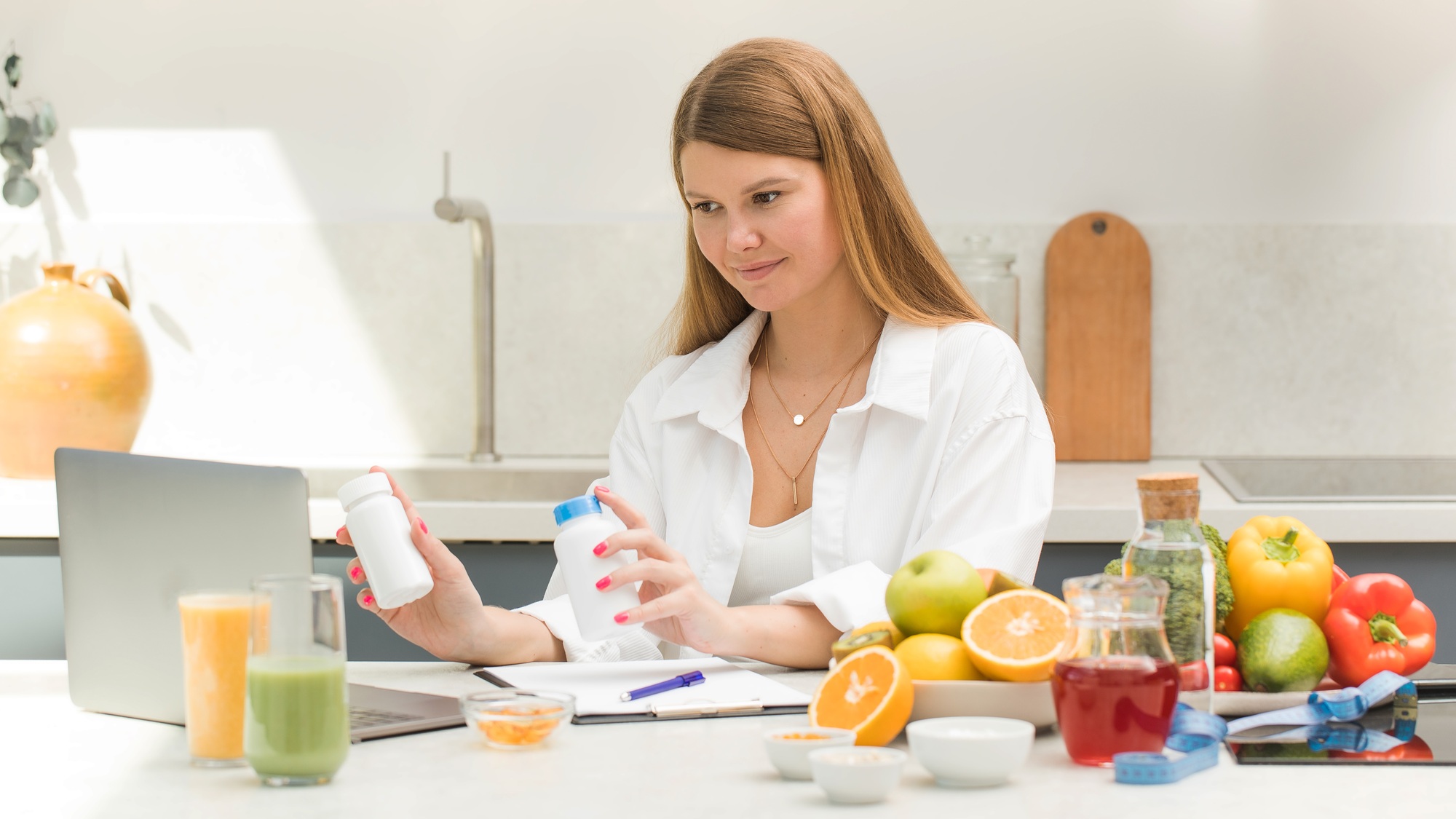 A young nutritionist advises a patient online on taking medications, dietary supplements